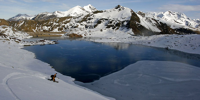 Ski de randonnee au-dessus des lacs pyrénéens