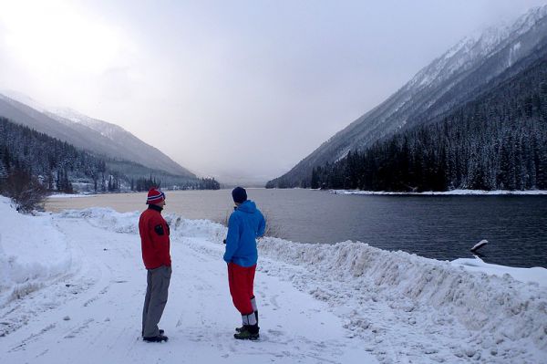 Sur les berges du lac Duffey avec le canadien qui déclenche les avalanches