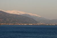 Les montagnes bien blanches au dessus de la mer de Corinthe