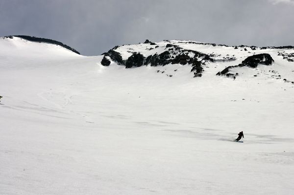 Steph se fait plaisir dans la bonne neige de printemps. Au-dessus de lui 1200m de déniv!!