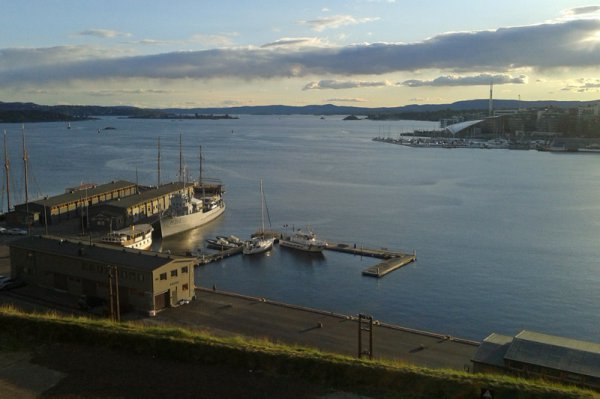La baie d'Oslo au soleil couchant