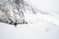 Fin de descente sur le glacier, il va falloir passer en mode skis cailloux