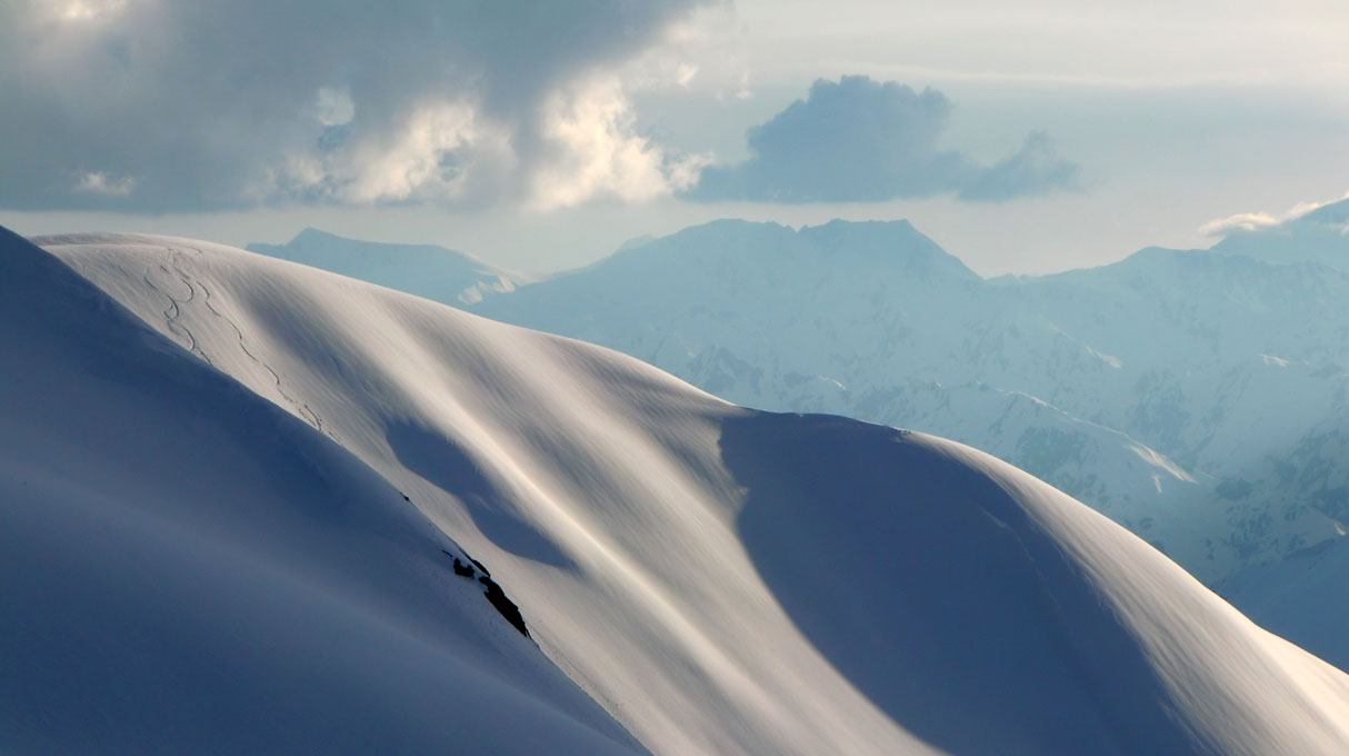 montagnes enneigées de Géorgie