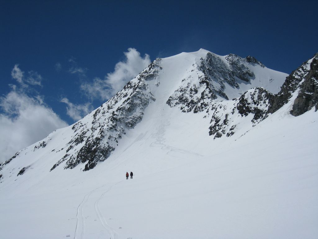 J2 : Combin de Boveire (3663 m), Combin de Corbassière (3715 m) et Petit Combin (3672 m), en boucle de la cabane FXB-Panossière (2641 m), descente par le glacier des Follats, Valais, Suisse, 23 mai 2014